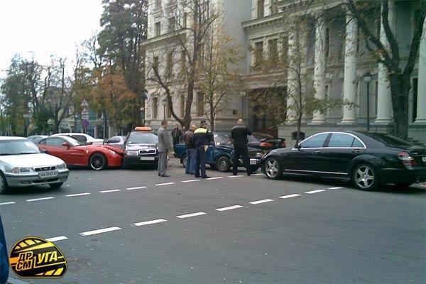 В Киеве возле Секретариата Президента Ferrari крушил автомобили