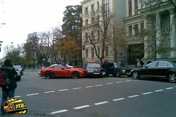 В Киеве возле Секретариата Президента Ferrari крушил автомобили