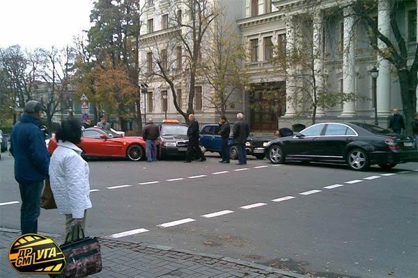 В Киеве возле Секретариата Президента Ferrari крушил автомобили