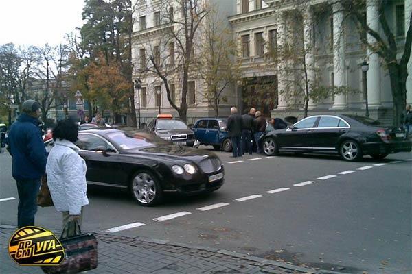 В Киеве возле Секретариата Президента Ferrari крушил автомобили