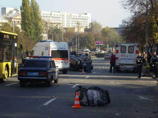 В Киеве водитель въехал в электроопору