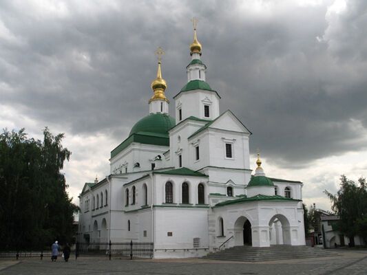 В Сумах архиепископ проклял настоятеля собора 