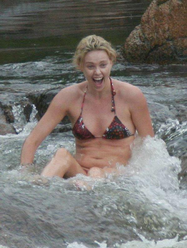 Полуобнаженная Шарлиз Терон отрывается на водопадах