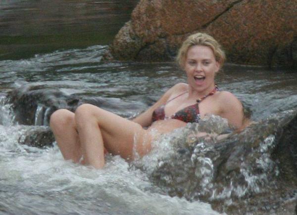 Полуобнаженная Шарлиз Терон отрывается на водопадах