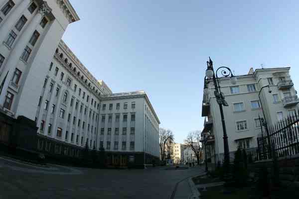 Ющенко предлагают начать сокращение чиновников с СП