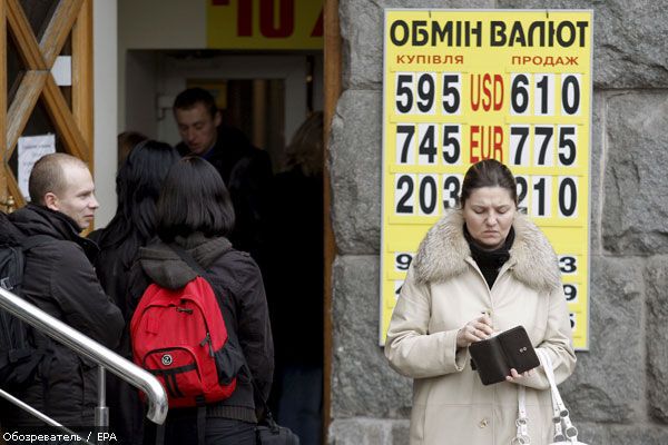 Долар знову підріс