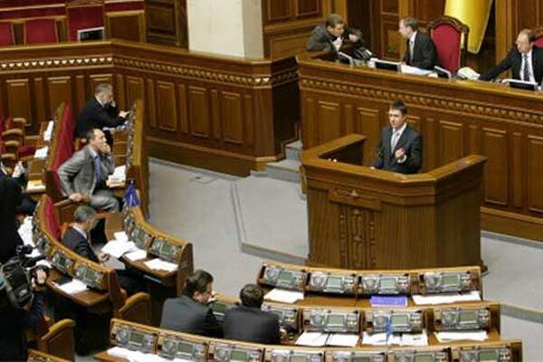 Ющенко закликав прем'єра попрацювати заради демократії