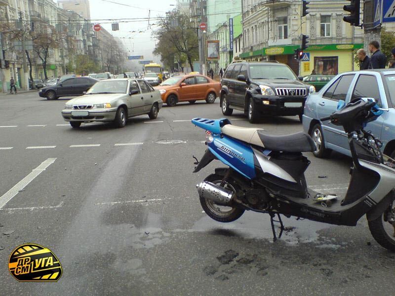 Девушка на Toyota сбила скутериста