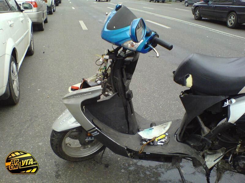 Девушка на Toyota сбила скутериста