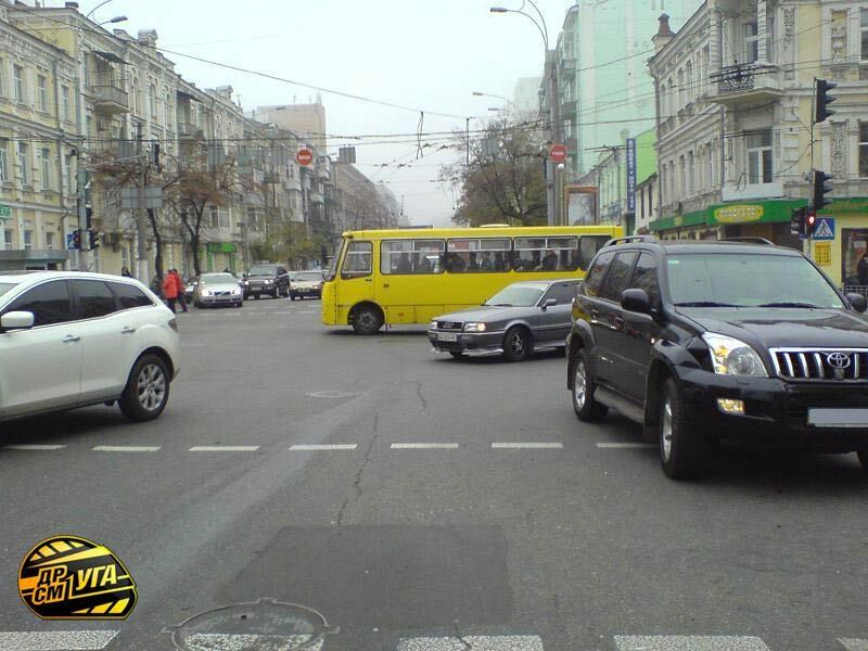 Девушка на Toyota сбила скутериста