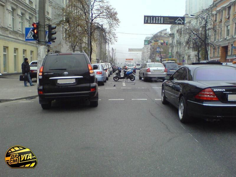 Девушка на Toyota сбила скутериста