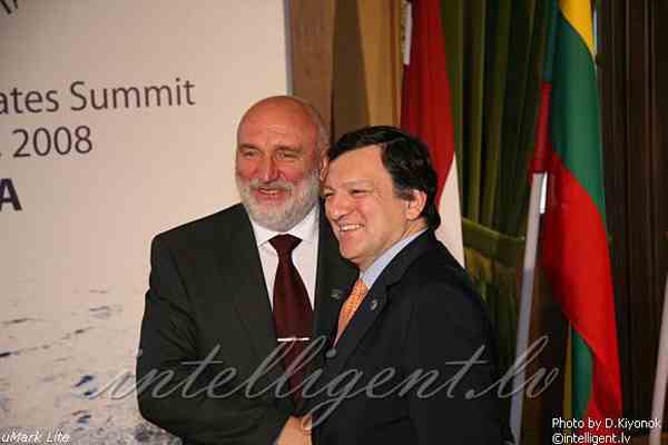 Исландия просит в долг у соседей