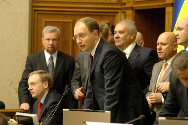 Яценюк отправил депутатов на борьбу