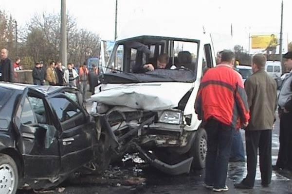 В результате ДТП под Киевом пострадали 13 человек