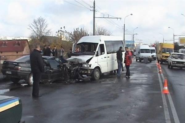 В результате ДТП под Киевом пострадали 13 человек