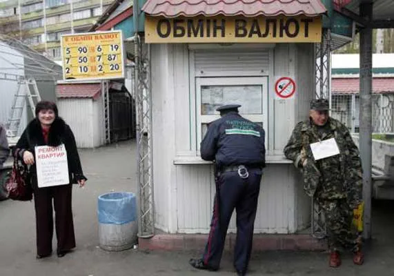 Панике приходит конец, доллар опустился ниже 5,8 грн