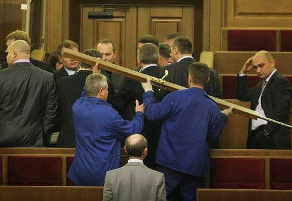 Бійка між ПР і БЮТ закінчилася для 2 депутатів у лікарні