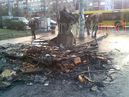В Киеве сгорел вагончик с фруктами (ФОТО)