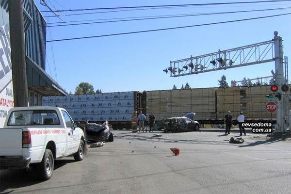 В результате ДТП легковушку разорвало пополам!