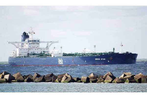 На захопленому піратами танкері нафти на $ 100 млн