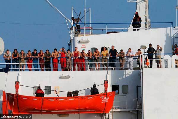 Морякам на "Фаину" привезли еду и воду