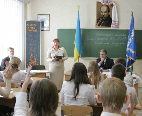 Ющенко преподал детям урок Голодомора