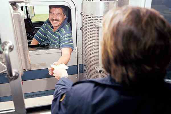 "Чорна" контрабанда в Україну перетворюється на "сіру"