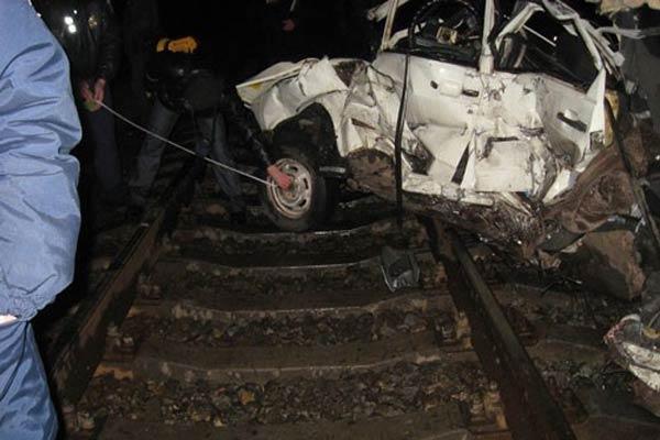 Поезд протащил ВАЗ 750 метров, 3 человека погибли