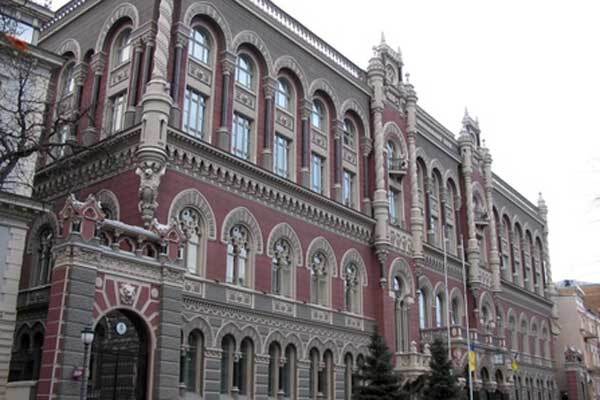 НБУ привязал доллар  к курсу на межбанке
