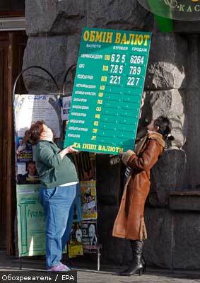 Доллар теперь стоит 6,9 грн, а евро ставит рекорд стоимости