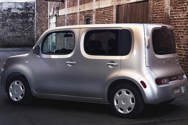 Фотосессия непонятно-уникального Nissan Cube