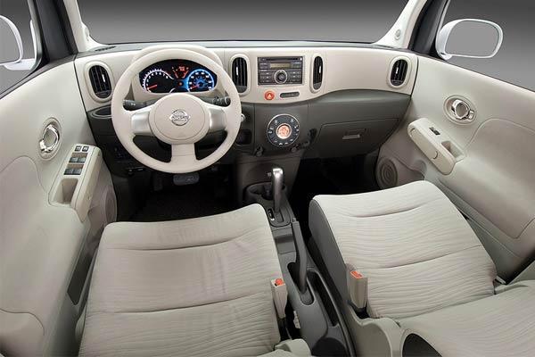 Фотосессия непонятно-уникального Nissan Cube