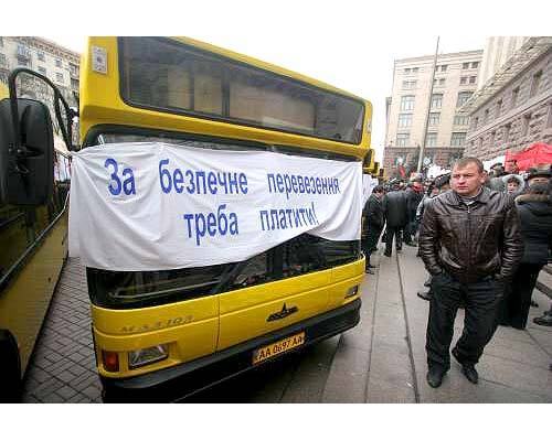 Черновецкий забаррикадировался 40 автобусами