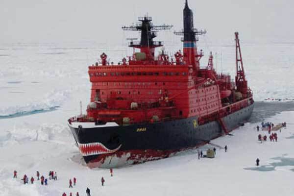Криголам з китайцями застряг в Антарктиді