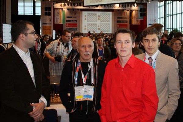 Слева направо: Павел Эльянов, Владимир Тукмаков (тренер), Захар Ефименко и Сергей Карякин