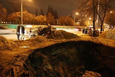 В Соломенском районе провалились два авто (ВИДЕО)