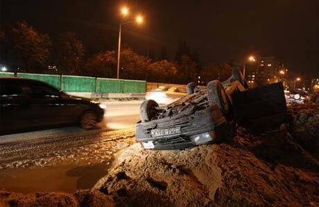 В Соломенском районе провалились два авто (ВИДЕО)