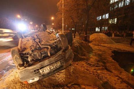 В Соломенском районе провалились два авто (ВИДЕО)