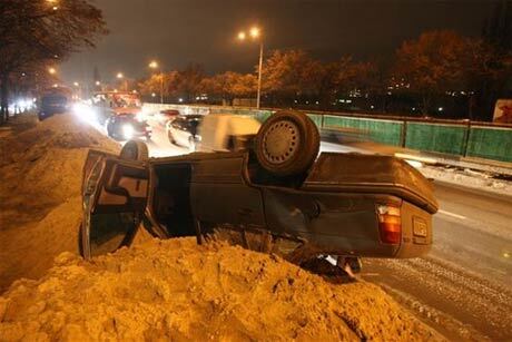 В Соломенском районе провалились два авто (ВИДЕО)