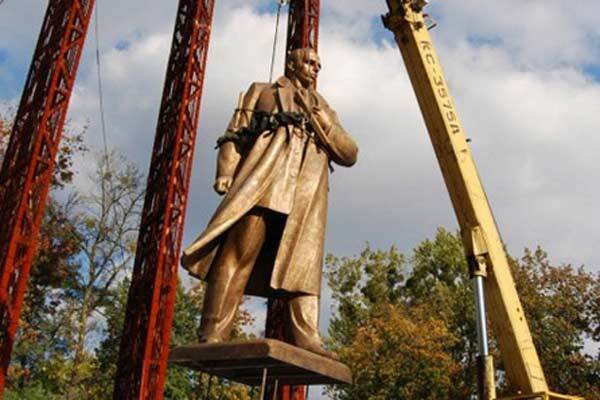 В Ивано-Франковске открыли памятник Бандере