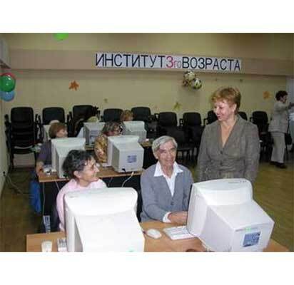 Бабушек и дедушек учат разбираться в политике