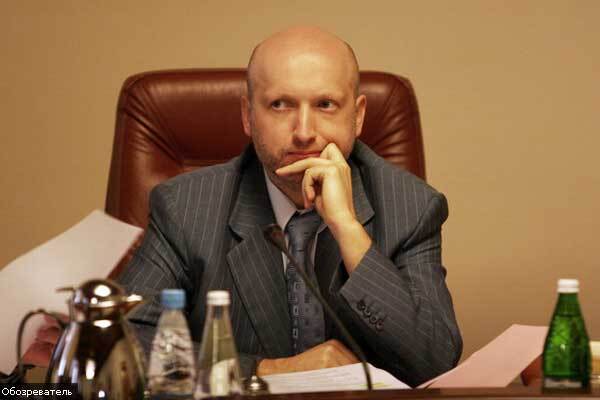 Ющенко воює з Кабміном. Турчинов скаржиться