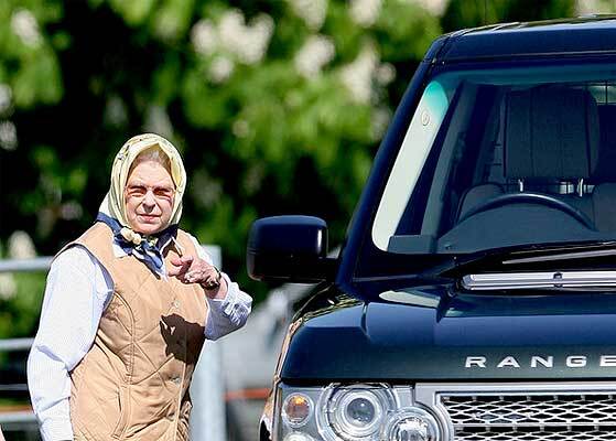 Королева Британії копіює стиль українських бабусь