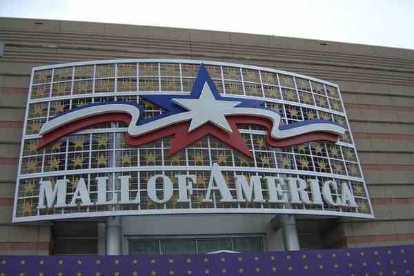 Роздрібні продажі в США впали на 7,4%