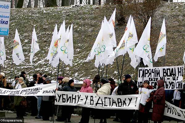Толпа требует от Черновецкого и Тимошенко горячую воду