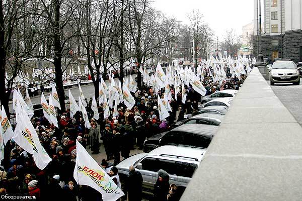 Толпа требует от Черновецкого и Тимошенко горячую воду