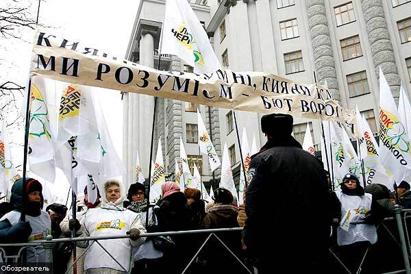 Толпа требует от Черновецкого и Тимошенко горячую воду