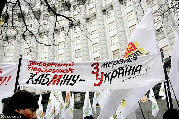 Толпа требует от Черновецкого и Тимошенко горячую воду