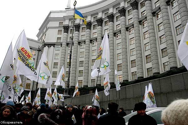 Толпа требует от Черновецкого и Тимошенко горячую воду