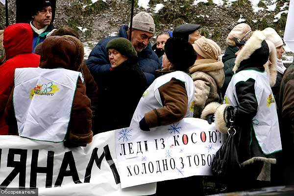Толпа требует от Черновецкого и Тимошенко горячую воду